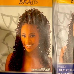Freetress Braid F/B GOGO Curl. 4. - 6 packages plus one package with gold streak